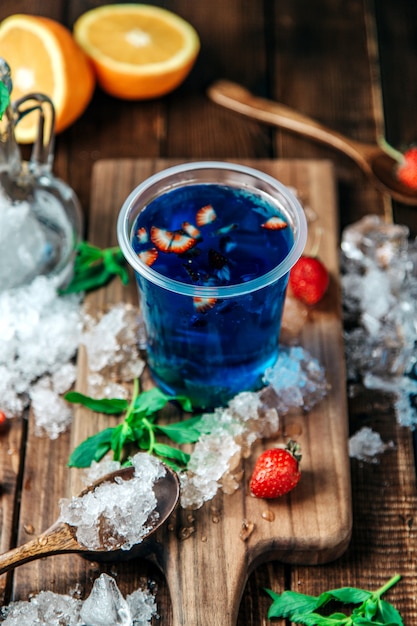 Bebida azul con rodajas de fresa