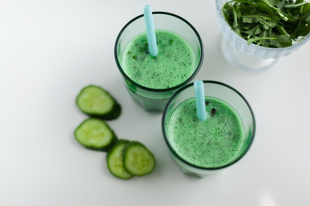 Bebida batida verde fresca