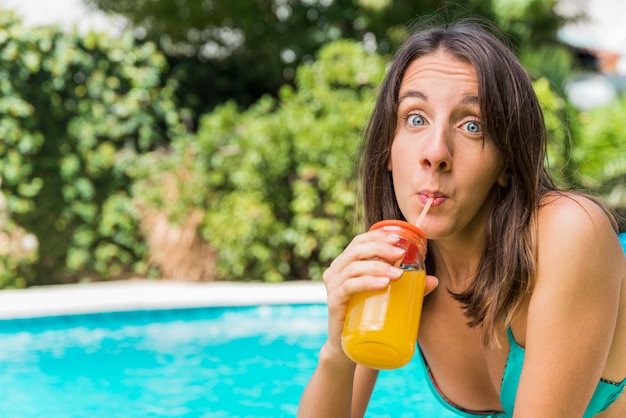 Foto gratuita bebida de bebida femenina joven divertida el vacaciones