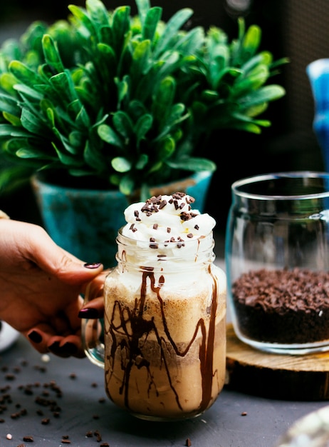 Bebida de café con crema batida y granos de café.