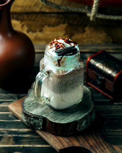 Bebida de café cremoso cubierto con galleta