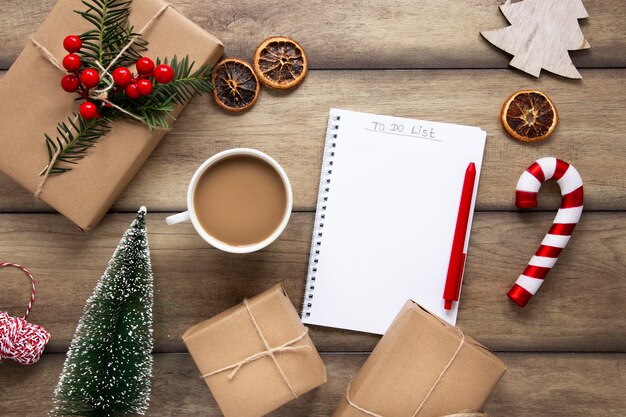 Bebida caliente con cuaderno y regalos de navidad