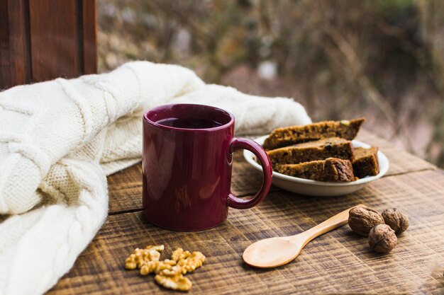 Bebida caliente y postre cerca de suéter caliente