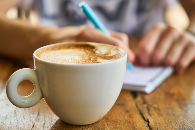 bebida caliente taza mujer macro frescura