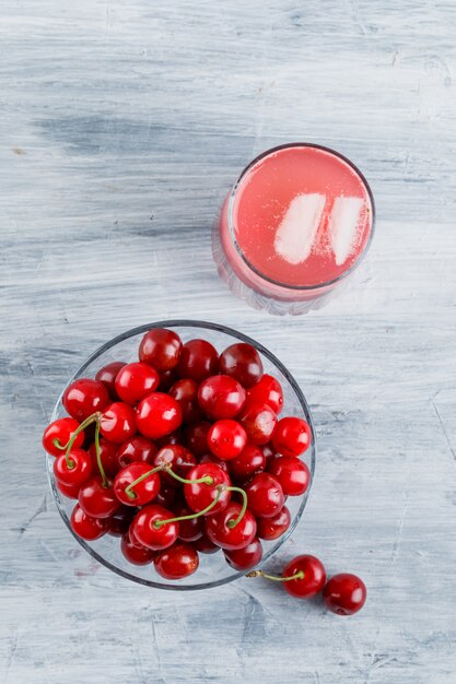 Bebida de cereza helada en una jarra con cerezas