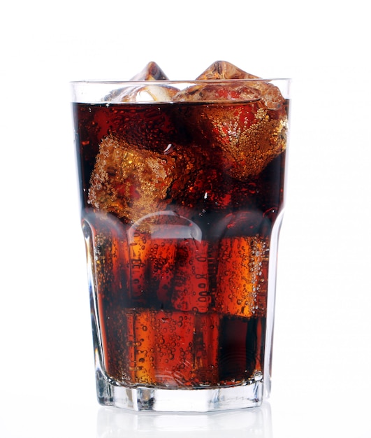 Bebida de cola fresca en vidrio