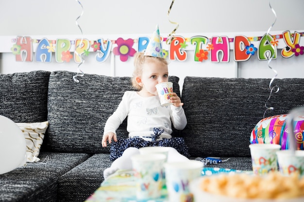 Foto gratuita bebida de fiesta de degustación de niña