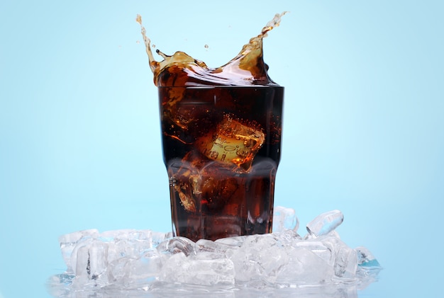 Bebida fresca cola con hielo