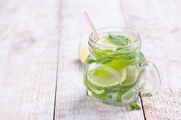 Bebida fresca con limón y hierbas aromáticas