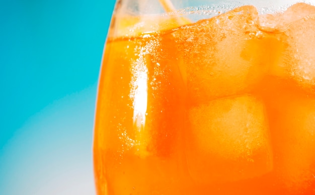 Bebida fresca de naranja brillante en vidrio