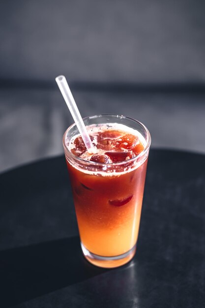 Bebida fría de café de verano con hielo y jugo de naranja.