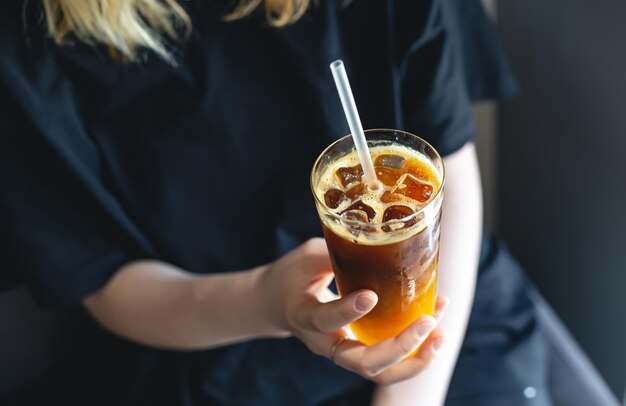 Bebida fría de café de verano con hielo y jugo de naranja.