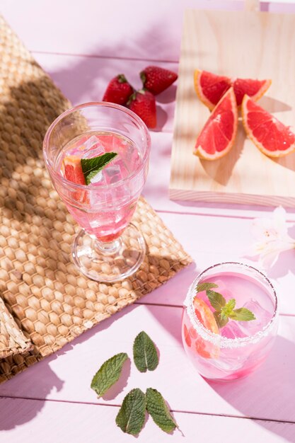 Bebida fría de pomelo y fresa