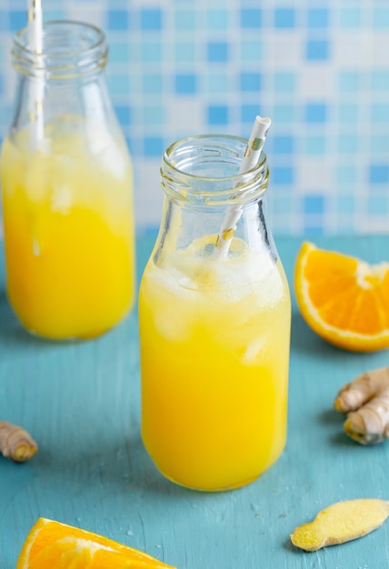 Bebida de frutas tropicales con piña y naranja