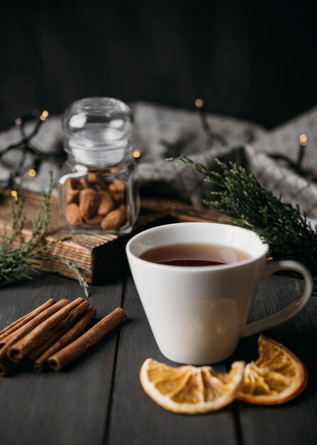 Bebida de invierno de alto ángulo en taza con canela en rama