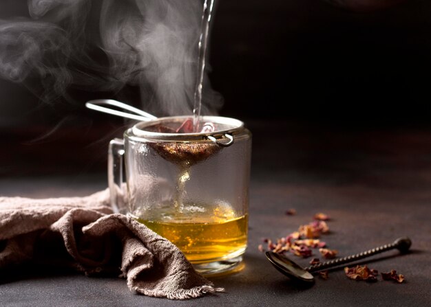 Bebida de invierno de té y tela de arpillera