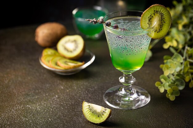 Bebida de kiwi cóctel frío