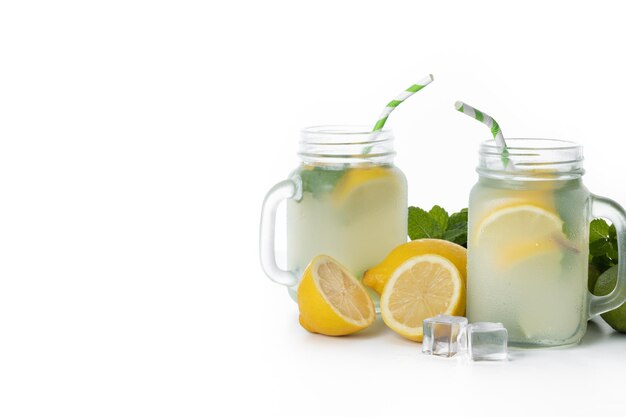 Bebida de limonada en un frasco de vidrio e ingredientes aislados en fondo blanco