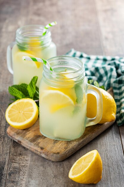 Bebida de limonada en un frasco de vidrio sobre una mesa de madera