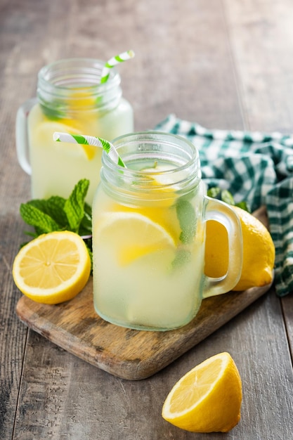 Bebida de limonada en un frasco de vidrio sobre una mesa de madera
