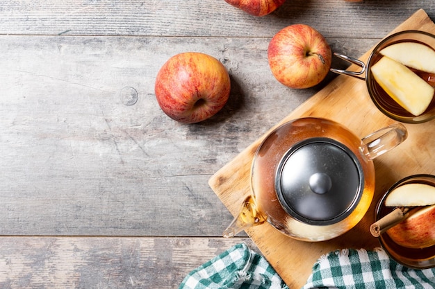 Foto gratuita bebida de manzana caliente de otoño con especias en una mesa de madera