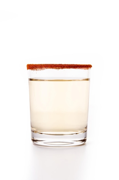 Bebida mexicana de mezcal con rodajas de naranja y sal de gusano aislada de fondo blanco