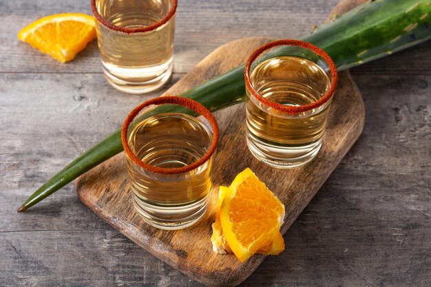 Bebida mexicana de mezcal con rodajas de naranja y sal de gusano