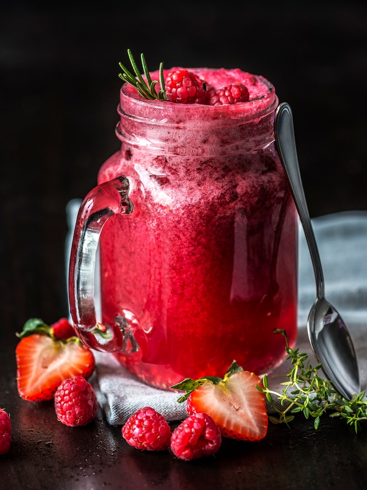 Foto gratuito bebida mixta de verano batido de bayas