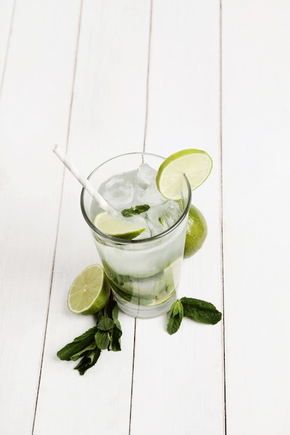 Foto gratuita bebida de mojito con rodajas de lima