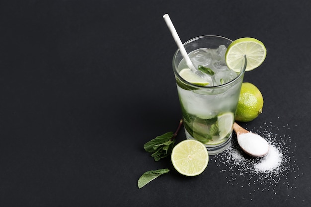 Bebida de mojito con rodajas de lima