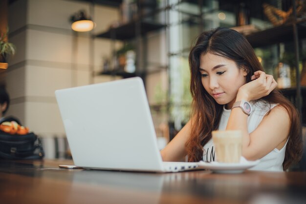 bebida de la mujer de negocios dama inconformista