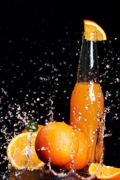 Bebida de naranja fresca con salpicaduras de agua.