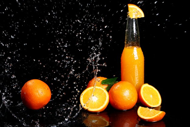 Bebida de naranja fresca con salpicaduras de agua.