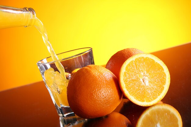 Foto gratuita bebida de naranja fresca