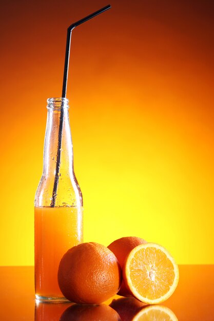 Bebida de naranja fresca