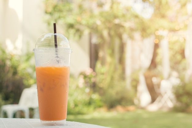 Bebida naranja en un vaso naranja