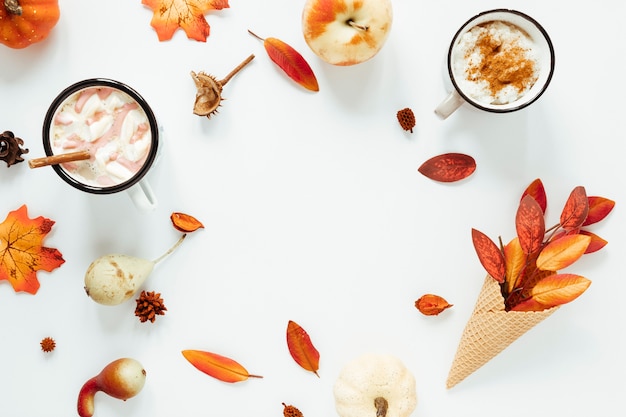 Foto gratuita bebida de otoño vista superior con fondo blanco