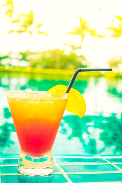 Bebida con una piscina de fondo