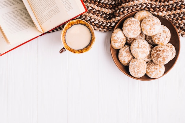 Foto gratuita bebida y postre cerca de libro y bufanda