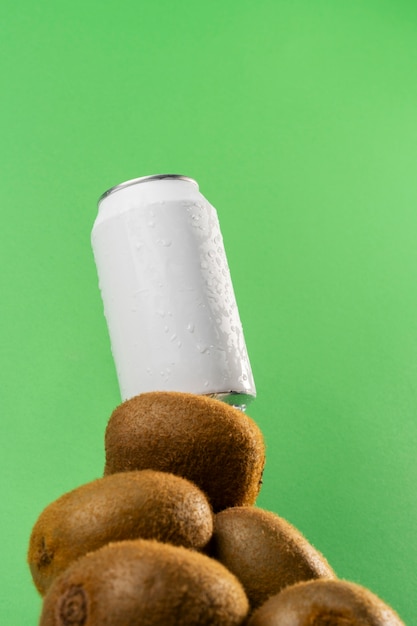 Bebida refrescante con arreglo de kiwi.