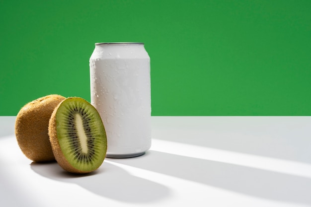 Foto gratuita bebida refrescante con arreglo de kiwi.