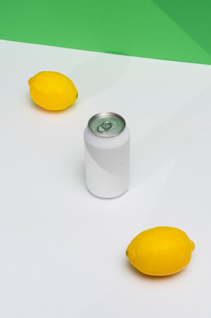 Foto gratuita bebida refrescante con arreglo de limón.
