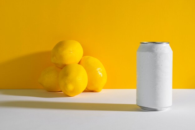 Bebida refrescante con arreglo de limón.