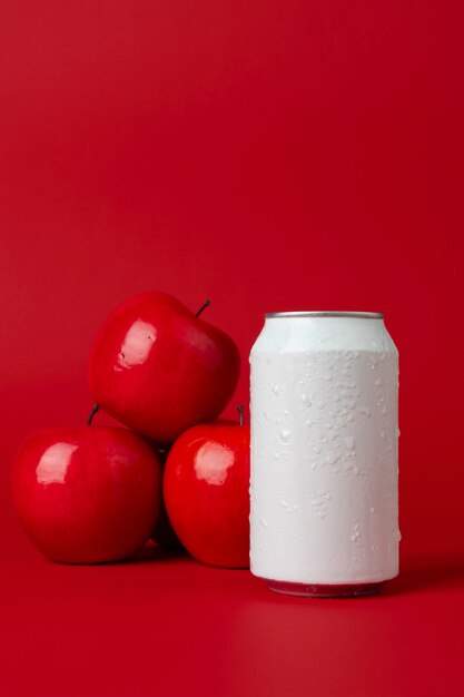 Bebida refrescante con arreglo de manzana.