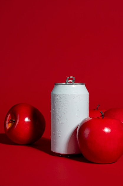 Bebida refrescante con arreglo de manzana.