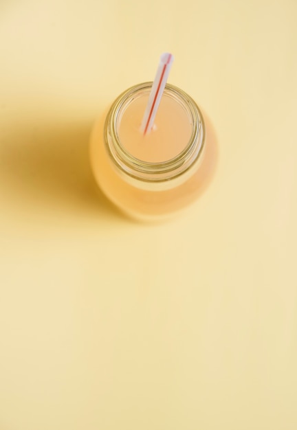 Foto gratuita bebida refrescante en botella con pajita