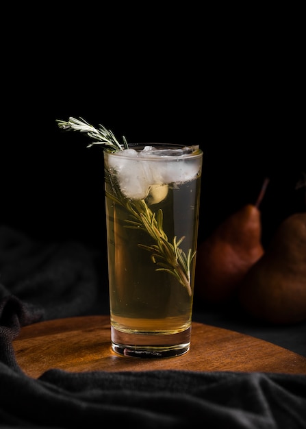 Bebida refrescante con espacio de copia de hoja