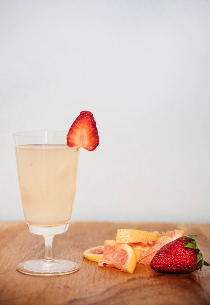 Bebida refrescante con fresa y pomelo