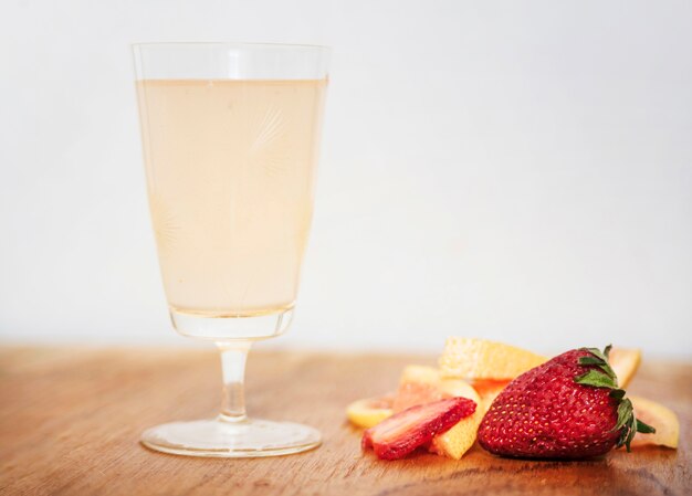 Bebida refrescante con fresa y pomelo