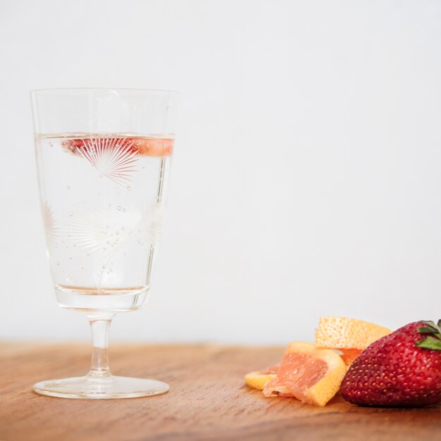 Bebida refrescante con fresa y pomelo